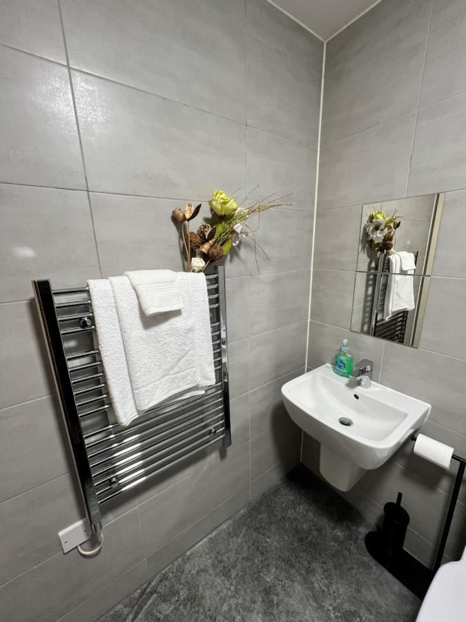 בריירלי היל Spacious 1 Bed Relocation Apartment Free Parking, מראה חיצוני תמונה