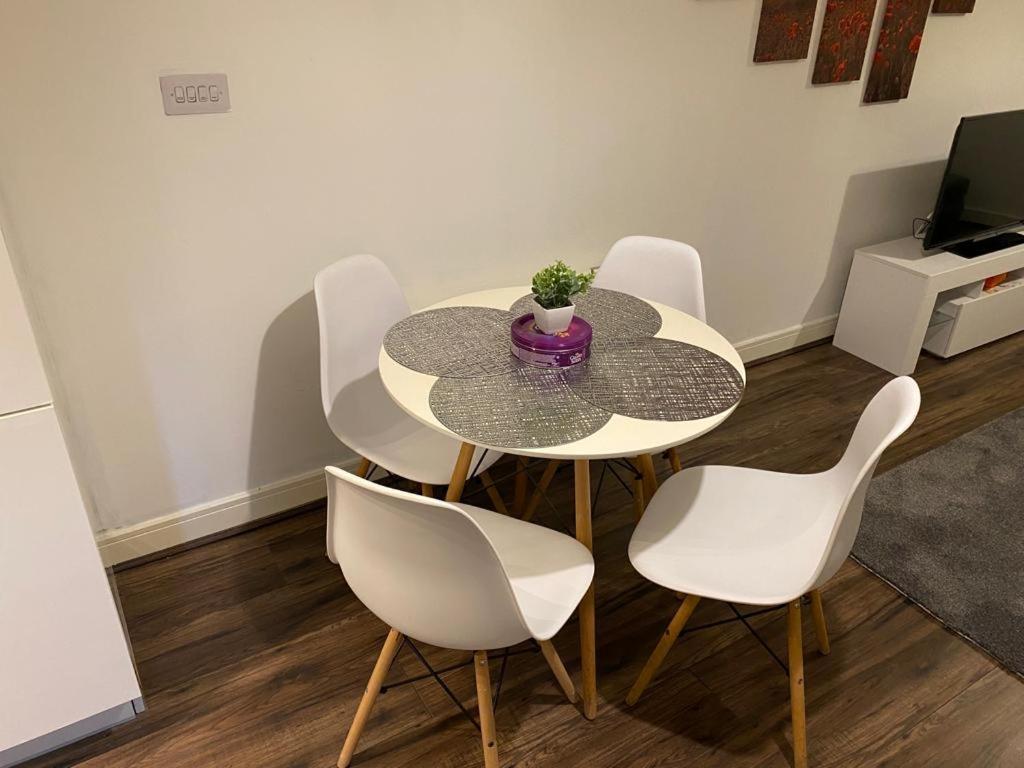 בריירלי היל Spacious 1 Bed Relocation Apartment Free Parking, מראה חיצוני תמונה