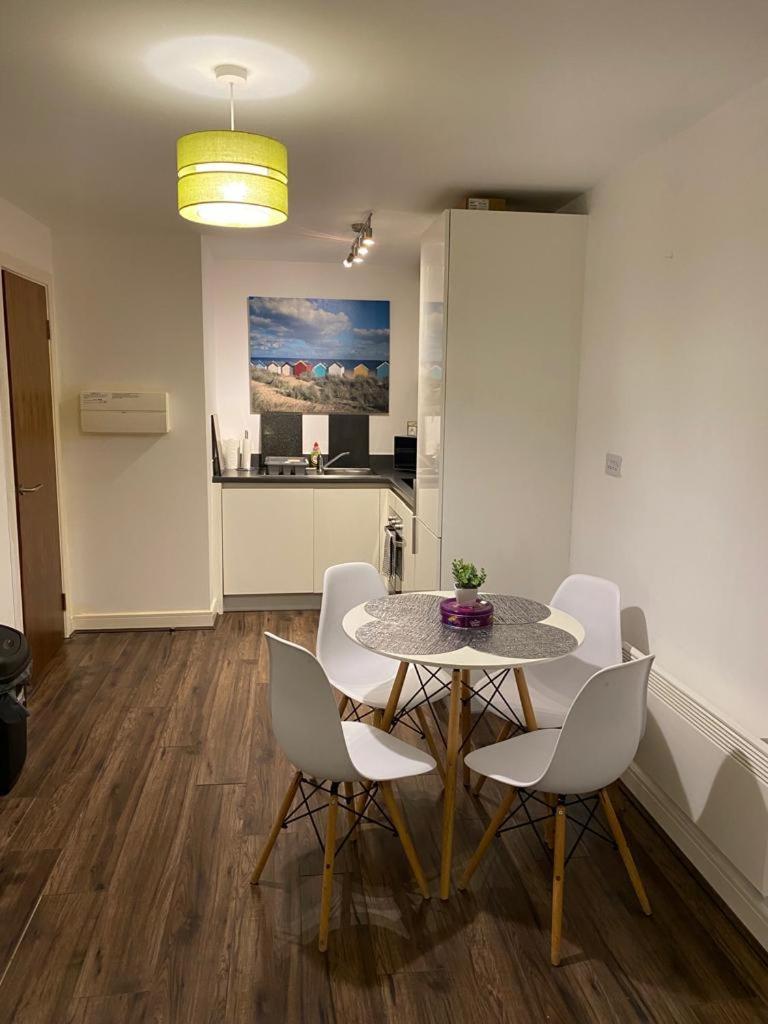 בריירלי היל Spacious 1 Bed Relocation Apartment Free Parking, מראה חיצוני תמונה